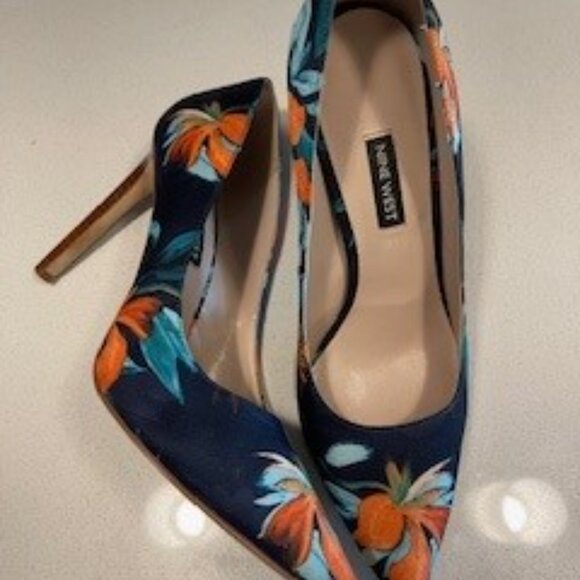 Nine West- Navy and Tropical floral stiletto- Size 9 - Picture 5 of 13